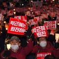 ปชช. เกาหลีใต้นับหมื่น ชุมนุมขับไล่ประธานาธิบดี เหตุความไม่โปร่งใส  พร้อมข้อกล่าวหาทุจริตคอรัปชั่น