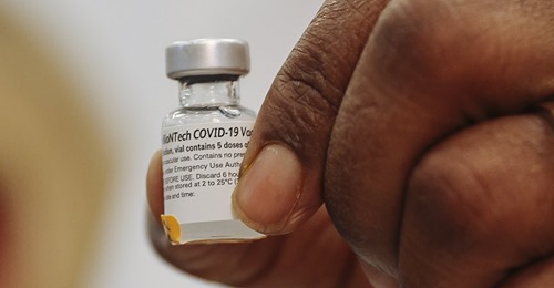 สหรัฐฯ เริ่มดำเนินการฉีดวัคซีน Covid-19 ให้กับบุคลากรทางการแพทย์กลุ่มแรกแล้ววานนี้